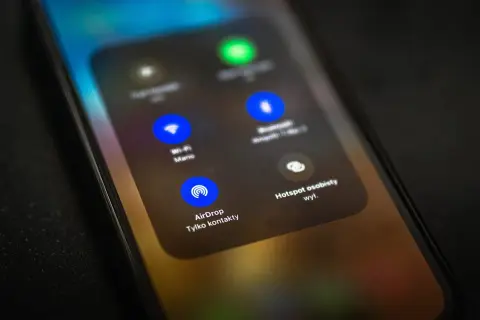Ekran telefonu z menu AirDrop. Dowiedz się, airdrop co to jest i jak działa.