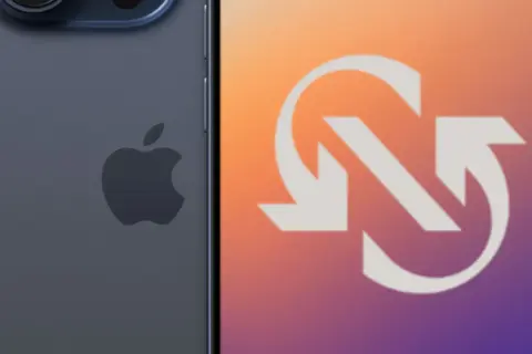 Tył iPhone'a 15 Pro z logo Apple obok gradientowego tła z symbolem odświeżania.