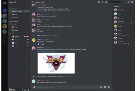 Discord to platforma do komunikacji, gdzie użytkownicy rozmawiają na kanale #videos-n-music o muzyce i filmach.