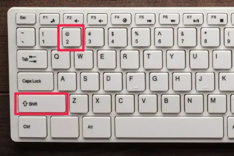 Klawiatura z podświetlonym klawiszem "@" (małpa znak) i klawiszem Shift.