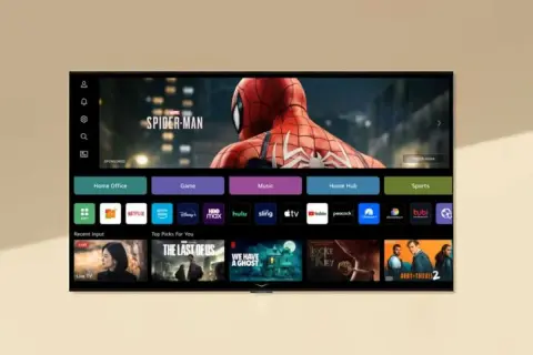 Interfejs webOS na ekranie telewizora z filmem o Spider-Manie, aplikacjami i polecanymi tytułami.