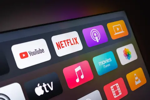 Ekran z ikonami aplikacji: YouTube, Netflix, Podcasts, Movies iTunes, Apple TV. Możliwość strumieniowania przez miracast.