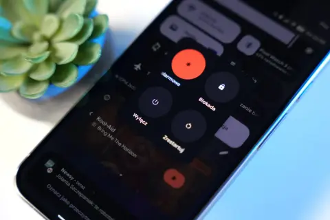 Ekran telefonu Samsung z menu zasilania. Widoczny przycisk "Wyłącz", który jest kluczowy, gdy chcesz wiedzieć, jak wyłączyć telefon Samsung.