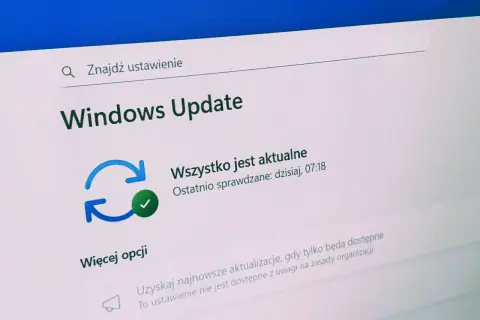 Ekran Windows Update z komunikatem "Wszystko jest aktualne", sugerujący, że system Windows 11 25H2 jest gotowy do pracy.