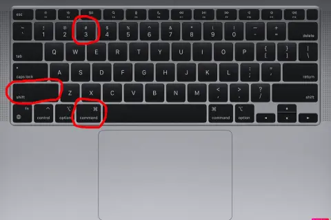 Klawiatura MacBooka z zaznaczonymi klawiszami: Shift, Command i cyfrą 3.