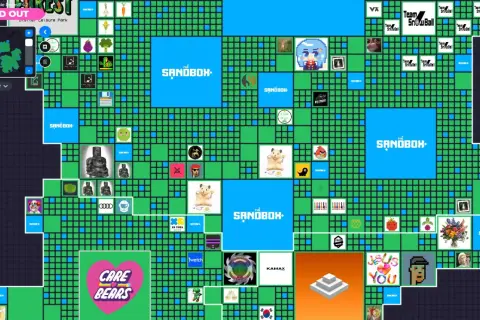 Mapa wirtualnego świata The Sandbox z widocznymi działkami, logotypami marek i grafikami. Widać m.in. "Care Bears", "Team SnowBall" i "The Sandbox".