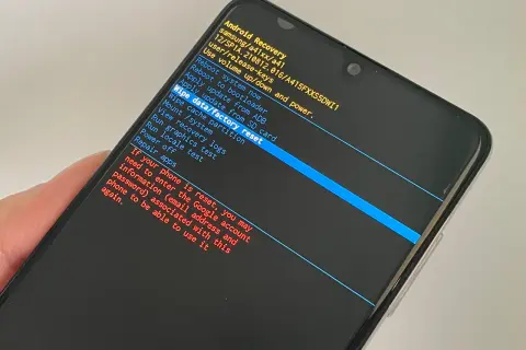 Ekran telefonu Samsung z menu Android Recovery. Wyświetlona opcja "Wipe data/factory reset" to klucz do tego, jak zresetować telefon Samsung.