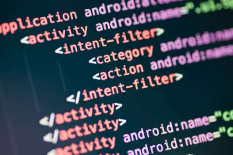 Fragment kodu XML, który pokazuje, jak otworzyć plik XML w kontekście aplikacji Android. Widać tagi `<activity>`, `<intent-filter>`, `<category>` i `<action>`.