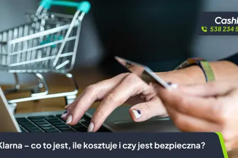 Kobieta płaci kartą online, obok wózek sklepowy. Czy Klarna jest bezpieczna? Dowiedz się więcej o tej metodzie płatności.