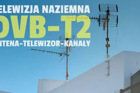 Dwie anteny naziemne na dachu, gotowe do odbioru sygnału DVB-T2.
