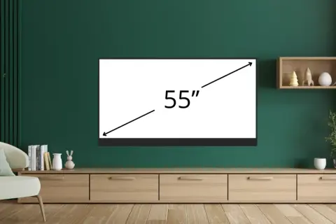 Nowoczesny salon z telewizorem 55 cali. Na ścianie wisi półka z dekoracjami.