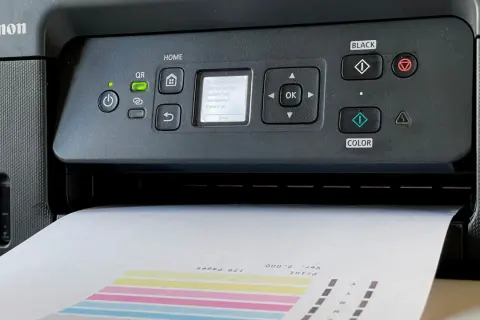 Drukarka Canon wyświetla komunikat "Do którego deseniu jest najbardziej podobny Twój zadrukowany?". Drukarka nie drukuje, mimo że papier jest włożony.