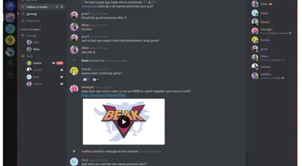 Discord to platforma do komunikacji, gdzie użytkownicy rozmawiają na kanale #videos-n-music o muzyce i filmach.