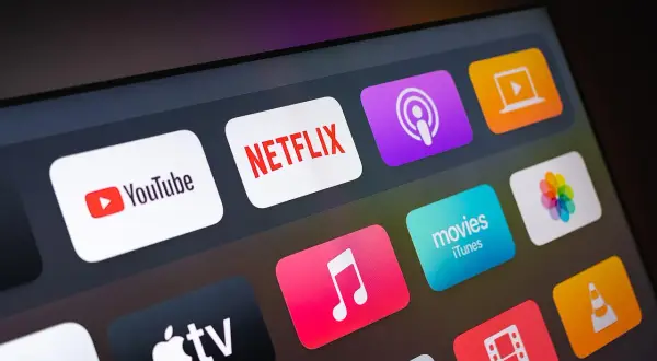 Ekran z ikonami aplikacji: YouTube, Netflix, Podcasts, Movies iTunes, Apple TV. Możliwość strumieniowania przez miracast.