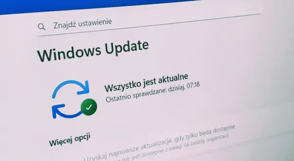 Ekran Windows Update z komunikatem "Wszystko jest aktualne", sugerujący, że system Windows 11 25H2 jest gotowy do pracy.