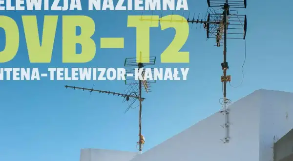 Dwie anteny naziemne na dachu, gotowe do odbioru sygnału DVB-T2.