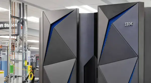 Nowoczesny mainframe IBM z niebieskimi akcentami, otoczony infrastrukturą techniczną.