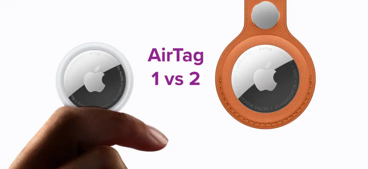 Dwa lokalizatory Apple AirTag: jeden trzymany w dłoni, drugi w pomarańczowym etui. Dowiedz się, airtag co to jest i jakie ma funkcje.