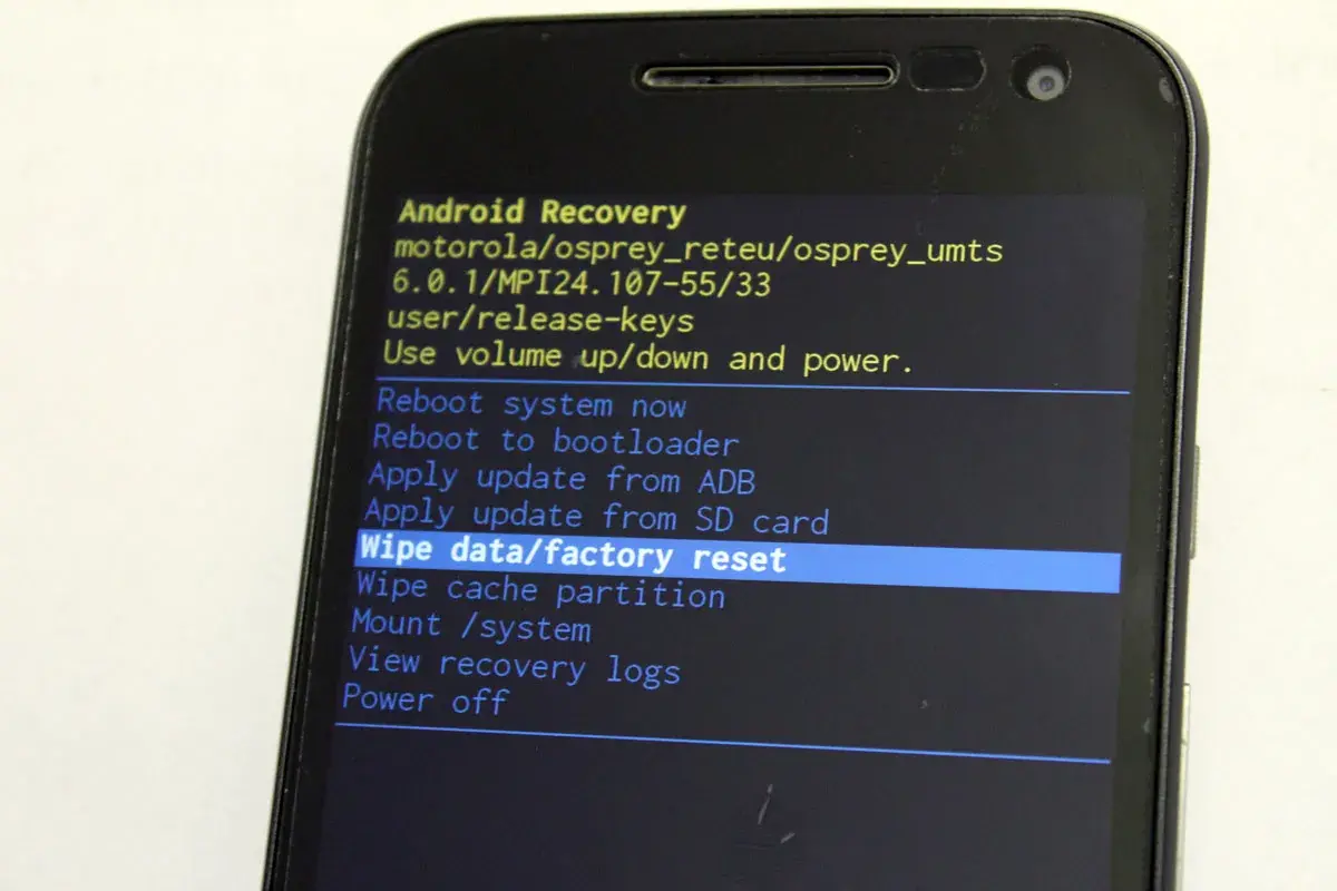 Ekran Android Recovery z opcją "Wipe data/factory reset" – to klucz do tego, jak zresetować telefon do ustawień fabrycznych.