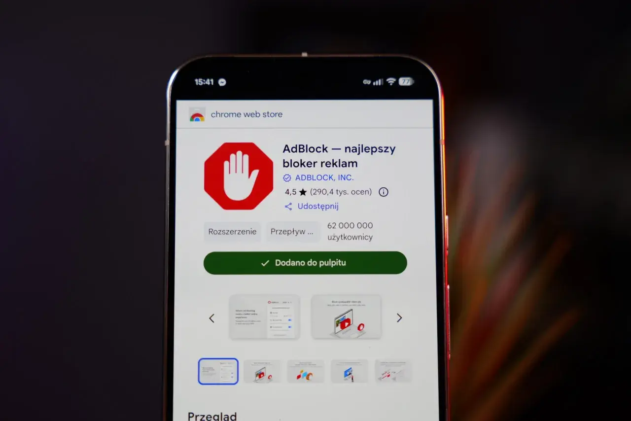 Ekran telefonu z Chrome Web Store, pokazujący rozszerzenie AdBlock. Dowiedz się, jak wyłączyć adblocka, jeśli chcesz zobaczyć reklamy.
