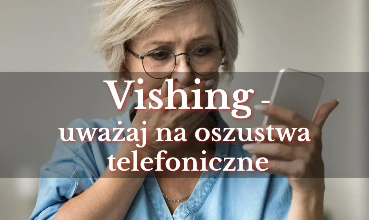 Przerażona kobieta trzyma telefon, na ekranie widnieje napis "Vishing - uważaj na oszustwa telefoniczne".