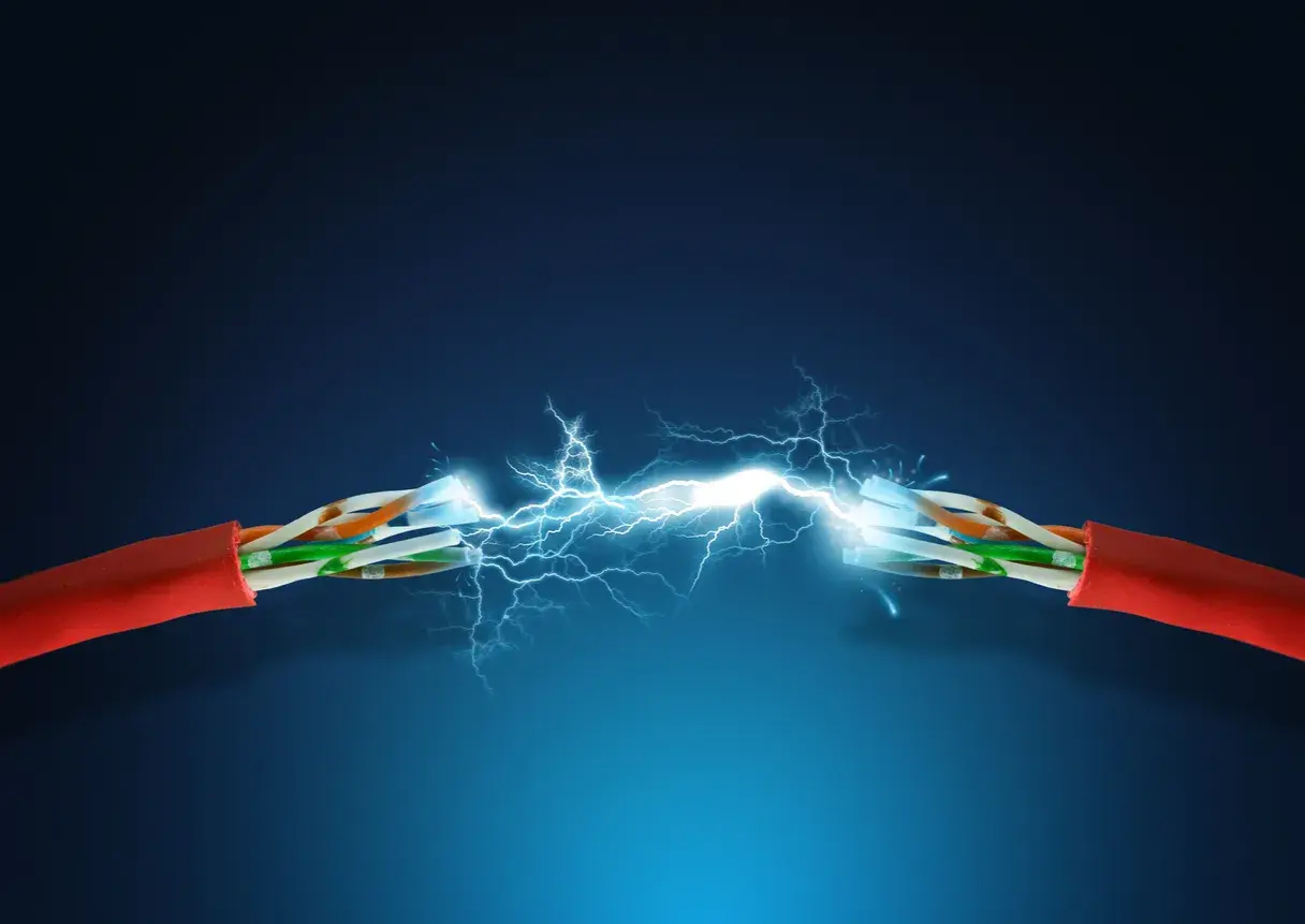 Przerwany kabel sieciowy z iskrzącymi przewodami, symbolizujący problem z ESD.