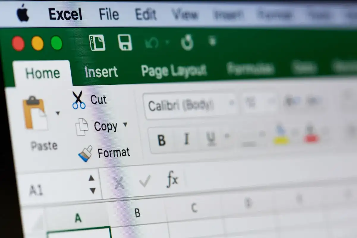 Ekran programu Excel z widocznymi opcjami edycji, takimi jak "Cut", "Copy", "Paste" i "Format". Użytkownik przygotowuje się do blokowania komórek.