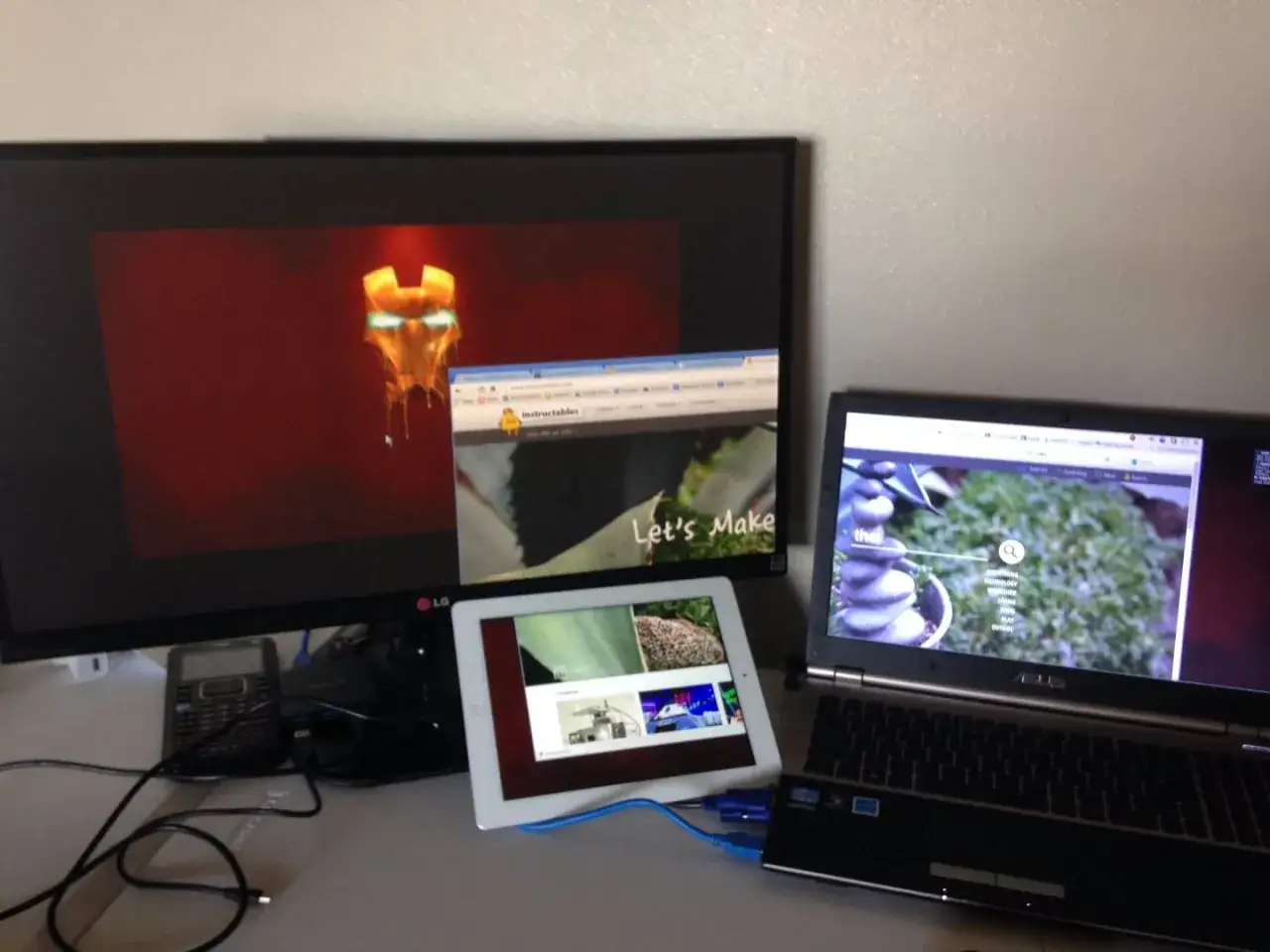 Zestaw komputerowy z monitorem, laptopem i tabletem, wykorzystujący spacedesk do rozszerzenia pulpitu.
