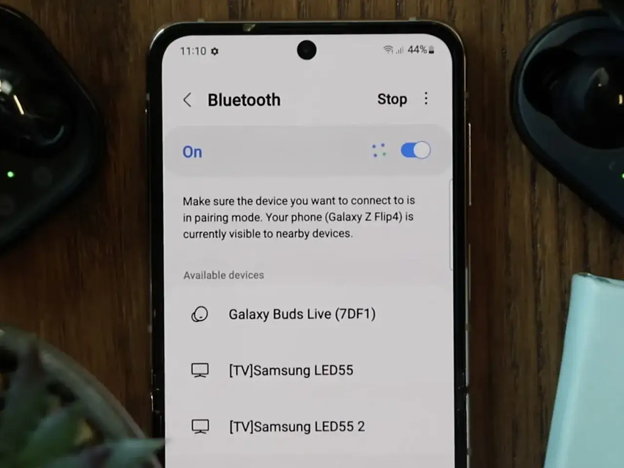 Jak sparować słuchawki z telefonem? Na ekranie telefonu widać listę dostępnych urządzeń Bluetooth, w tym Galaxy Buds Live.