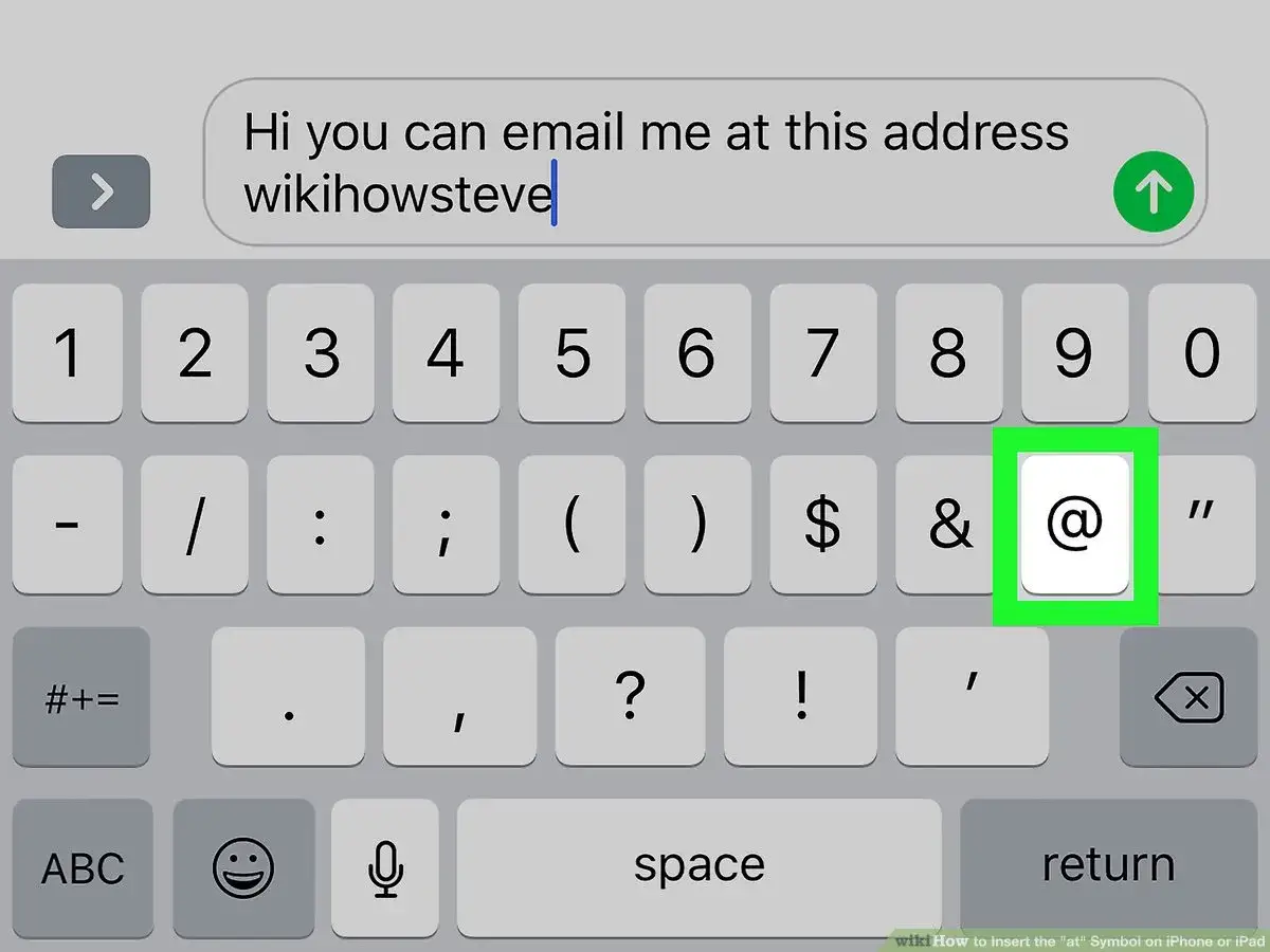 Klawiatura telefonu z podświetlonym znakiem @, gotowa do wpisania adresu e-mail.
