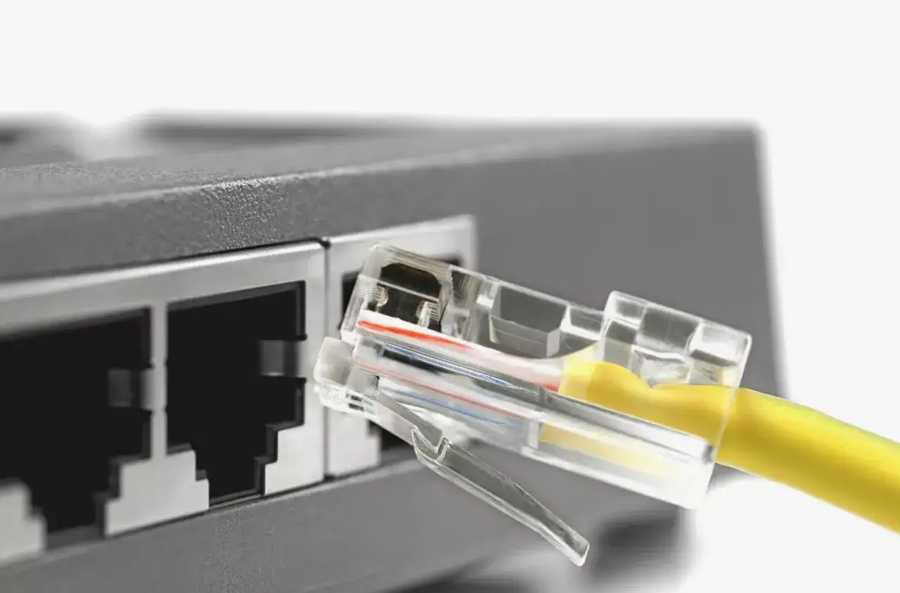 Żółty kabel ethernet podłączony do portu routera.