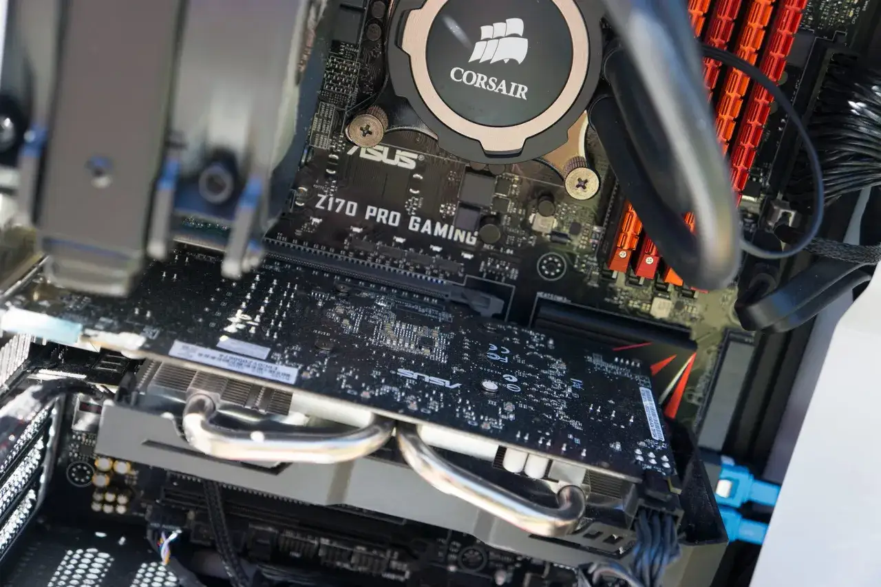 Wnętrze komputera z płytą główną ASUS Z170 PRO GAMING, chłodzeniem Corsair i kartą graficzną. Dbałość o ESD jest kluczowa przy takich komponentach.