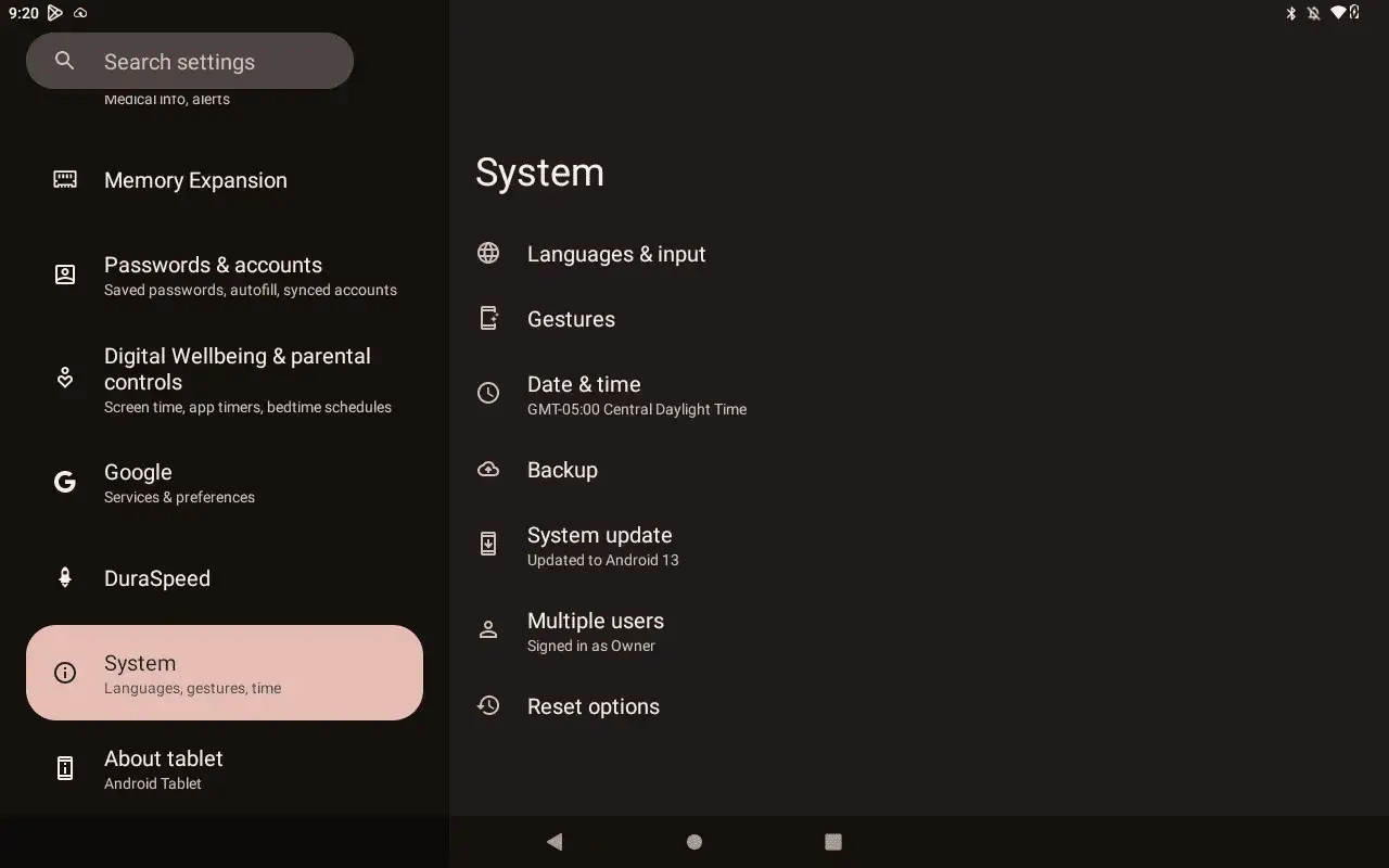 Ustawienia systemowe na tablecie z Android 13. Widok menu System, z opcjami języka, gestów i aktualizacji.