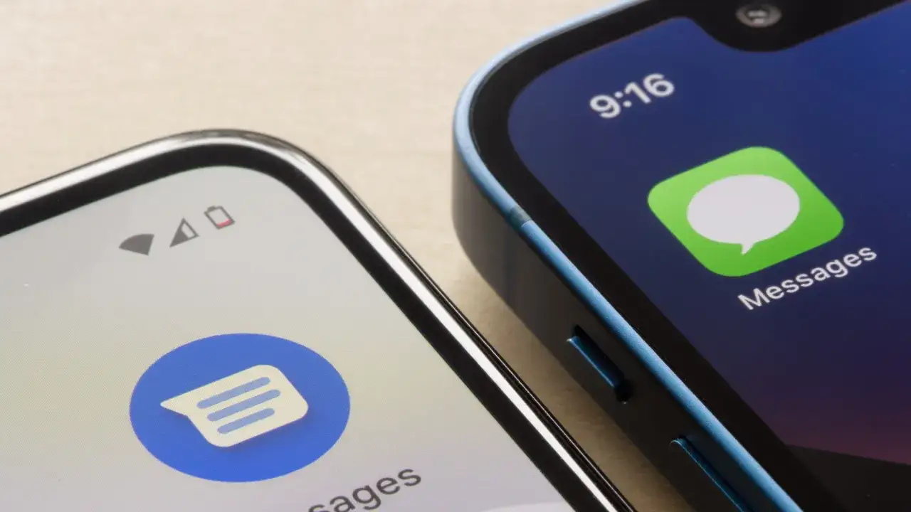 Dwa telefony obok siebie, jeden z ikoną czatu RCS, drugi z ikoną Messages.