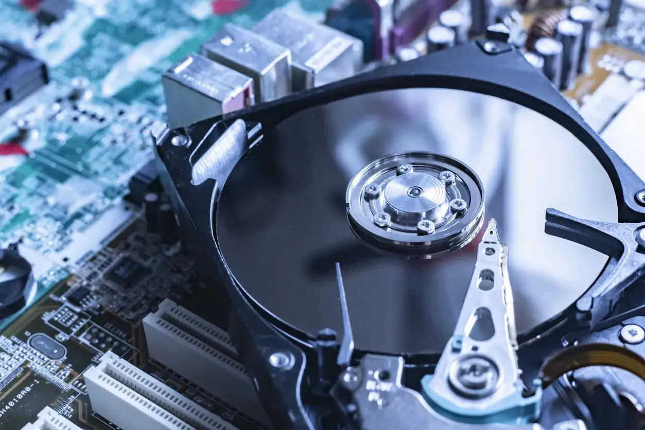 Wnętrze dysku twardego, gotowe do skanowania chkdsk. Widoczne talerze, głowice i elementy płyty głównej.