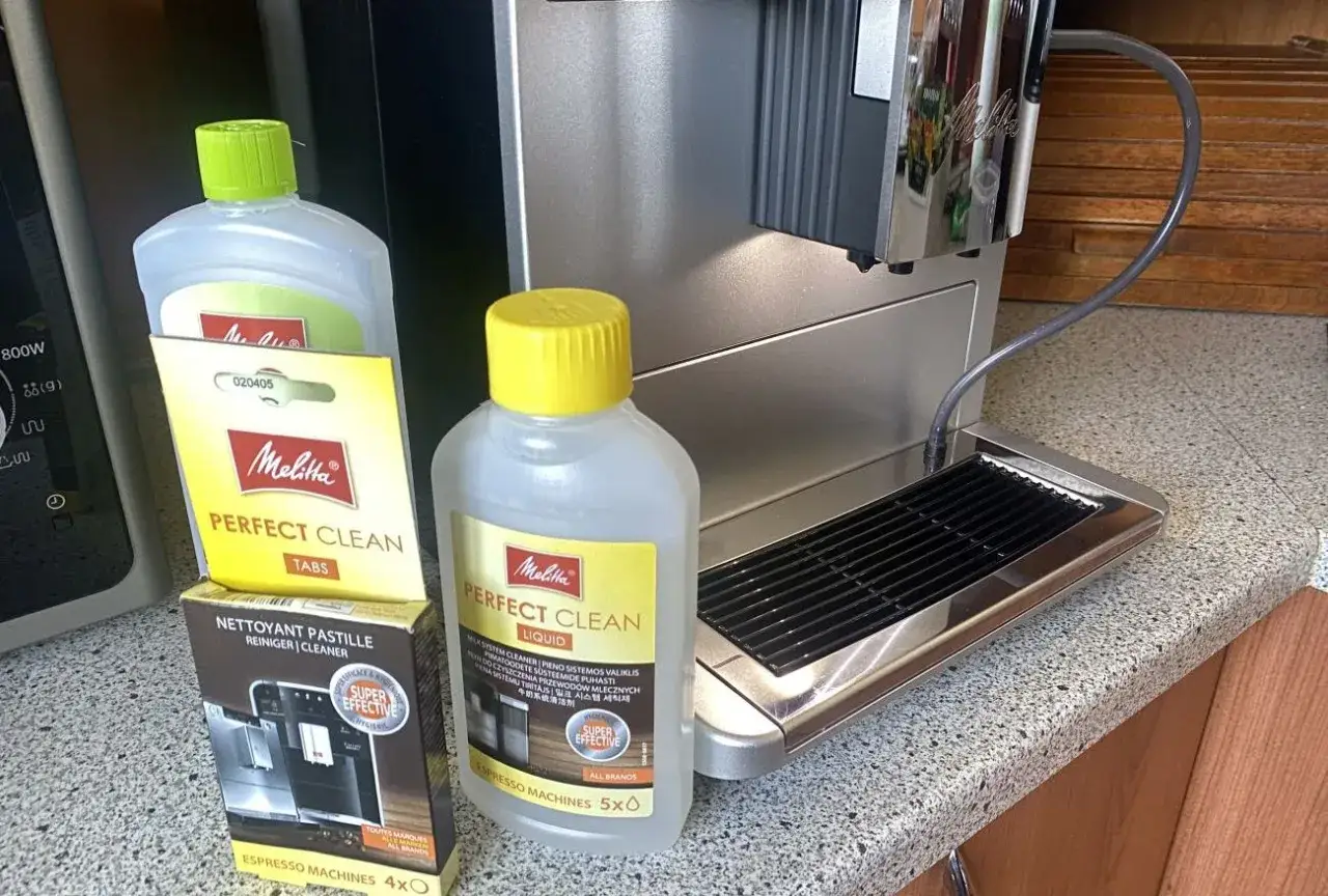 Płyn i tabletki Melitta Perfect Clean do odkamieniania ekspresu. Zestaw do czyszczenia ekspresu ciśnieniowego.