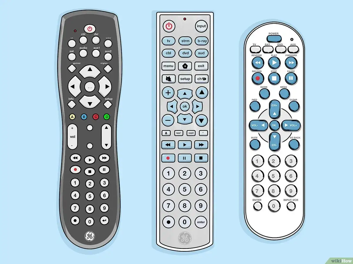 Trzy piloty do telewizora, pokazujące różne przyciski i funkcje, pomocne przy nauce, jak programować pilot do telewizora.