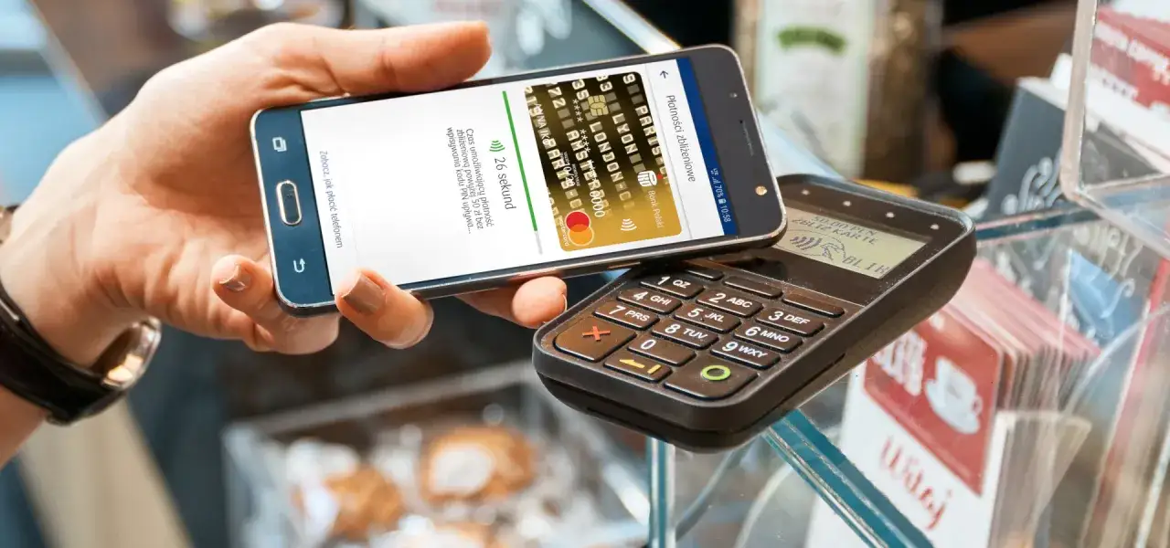 Płatność zbliżeniowa telefonem z Google Pay. Szybko i wygodnie, jak widać na ekranie.