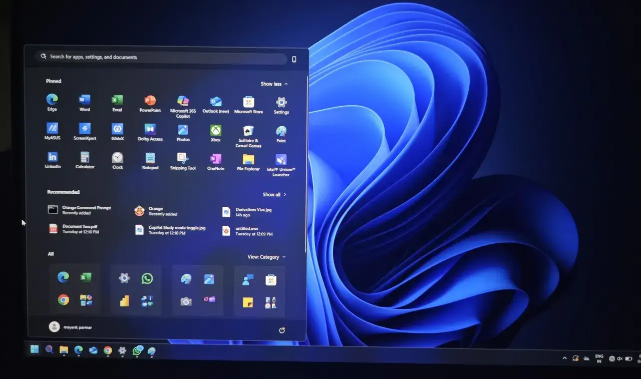 Menu startowe systemu Windows 11, pokazujące ikony aplikacji i wyszukiwarkę. To jest najnowszy Windows.