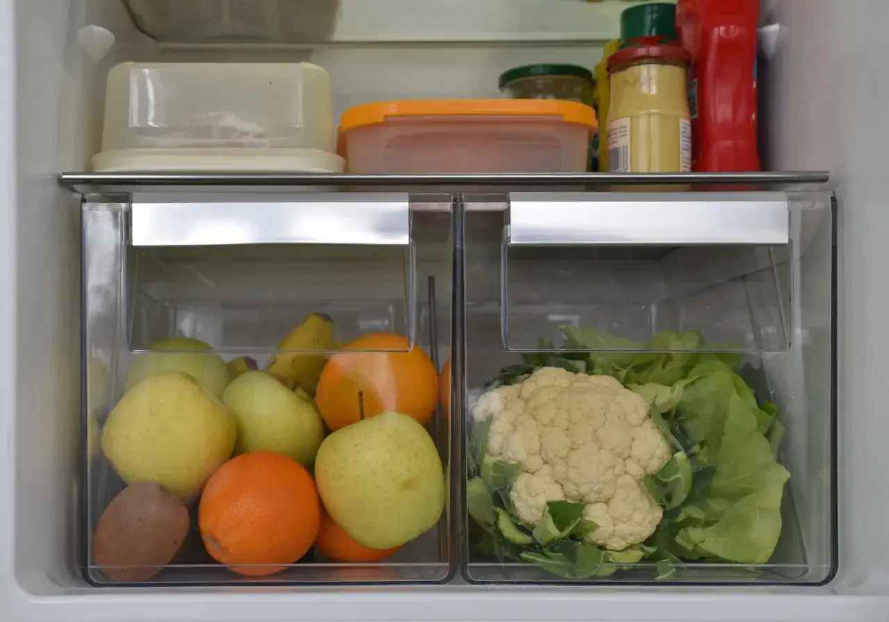 Świeże owoce i warzywa w lodówce. Dowiedz się, jak to remove odors from fridge, by wszystko pachniało świeżością.