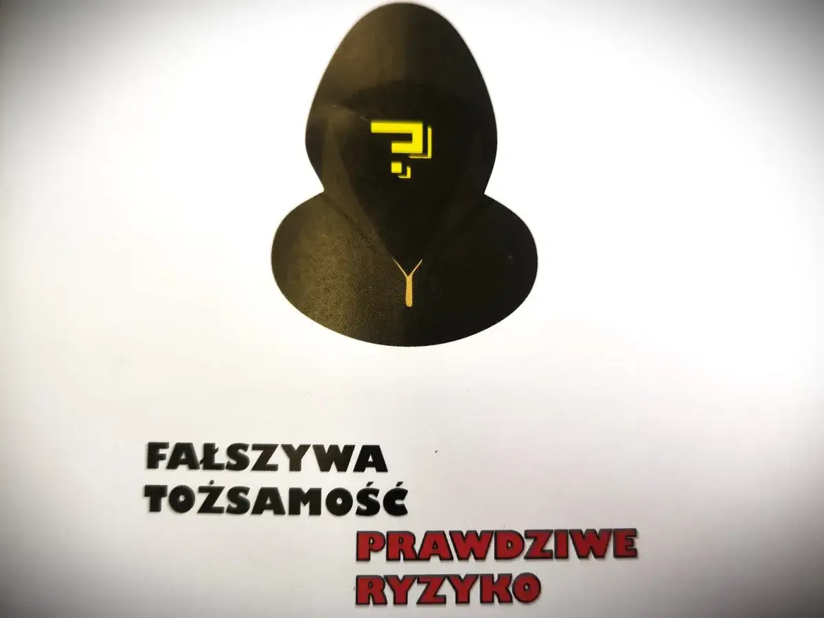 Czarna postać z kapturem i żółtym znakiem zapytania symbolizuje catfishing.