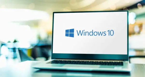 Laptop z logo Windows 10. Dowiedz się, jak zrobić screena na laptopie, by uwiecznić ważne momenty.