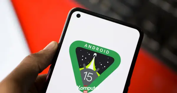 Dłoń trzyma smartfon z logo Android 15 w kosmicznym motywie.