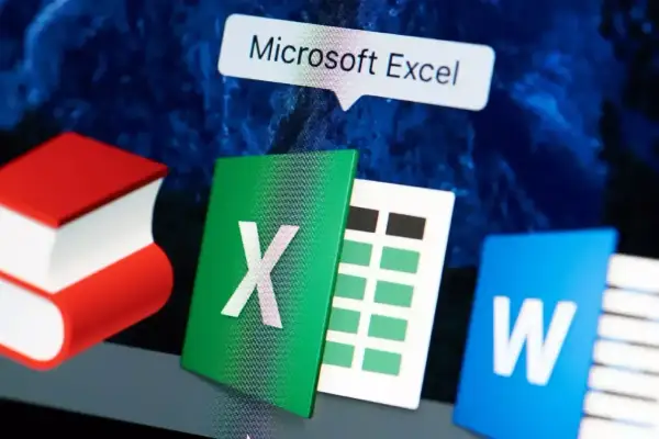 Ikony aplikacji Microsoft Excel i Word na pulpicie. Excel gotowy do pracy z danymi.
