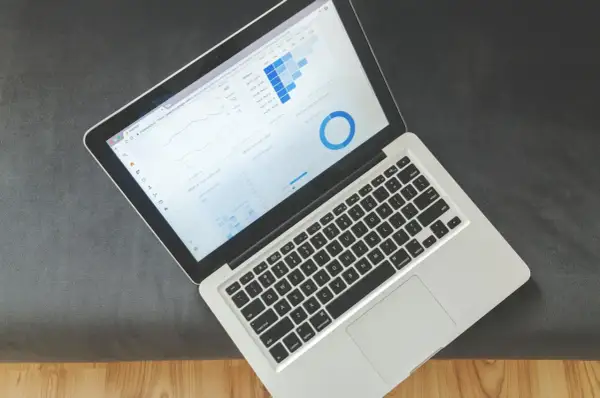 Laptop z wykresem Google Analytics. Analiza danych, wskaźniki i wykresy, które pomagają zrozumieć ruch na stronie. To jak excel indeks dla biznesu.
