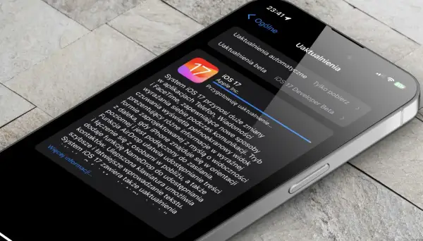 Ekran iPhone'a z informacją o przygotowaniu uaktualnienia do iOS 17. Widoczne nowe funkcje i ulepszenia.