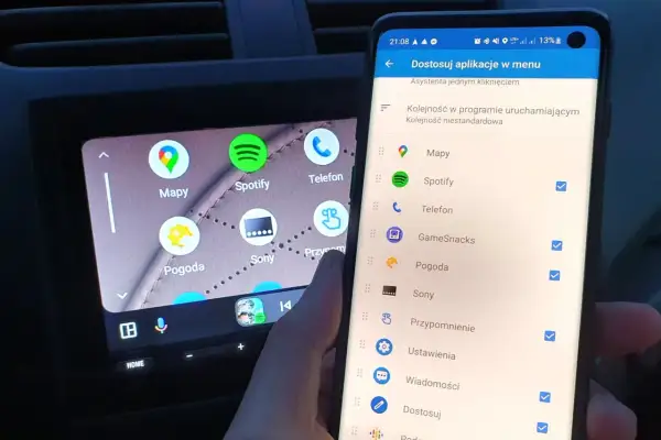 Dostosowywanie aplikacji w menu Android Auto. Na ekranie telefonu widać listę aplikacji, a obok nich pola wyboru.