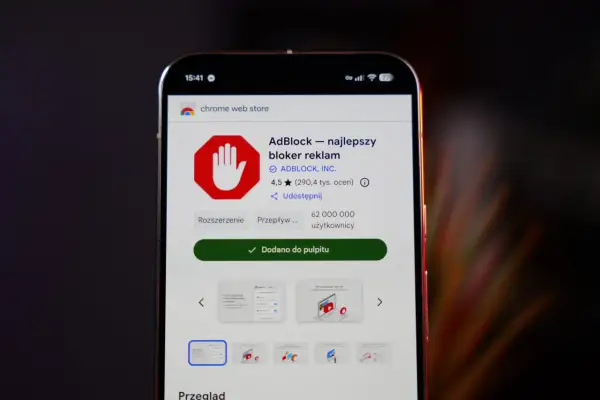 Ekran telefonu z Chrome Web Store, pokazujący rozszerzenie AdBlock. Dowiedz się, jak wyłączyć adblocka, jeśli chcesz zobaczyć reklamy.