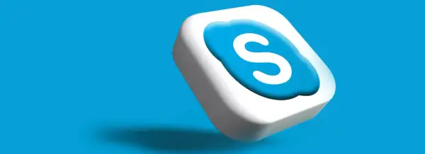 Trójwymiarowe logo Skype, biała chmurka z niebieską literą "S", unosi się na błękitnym tle.
