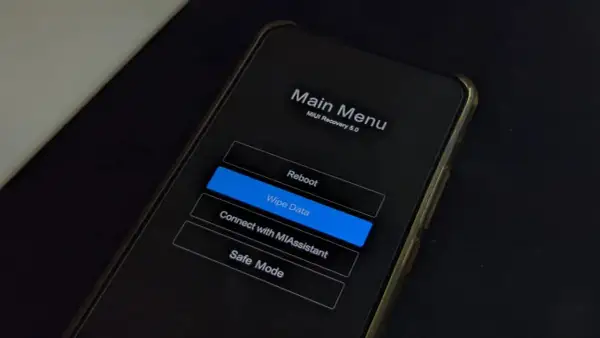 Ekran telefonu Xiaomi w trybie fastboot, menu główne MIUI Recovery 5.0 z opcją "Wipe Data" podświetloną na niebiesko.